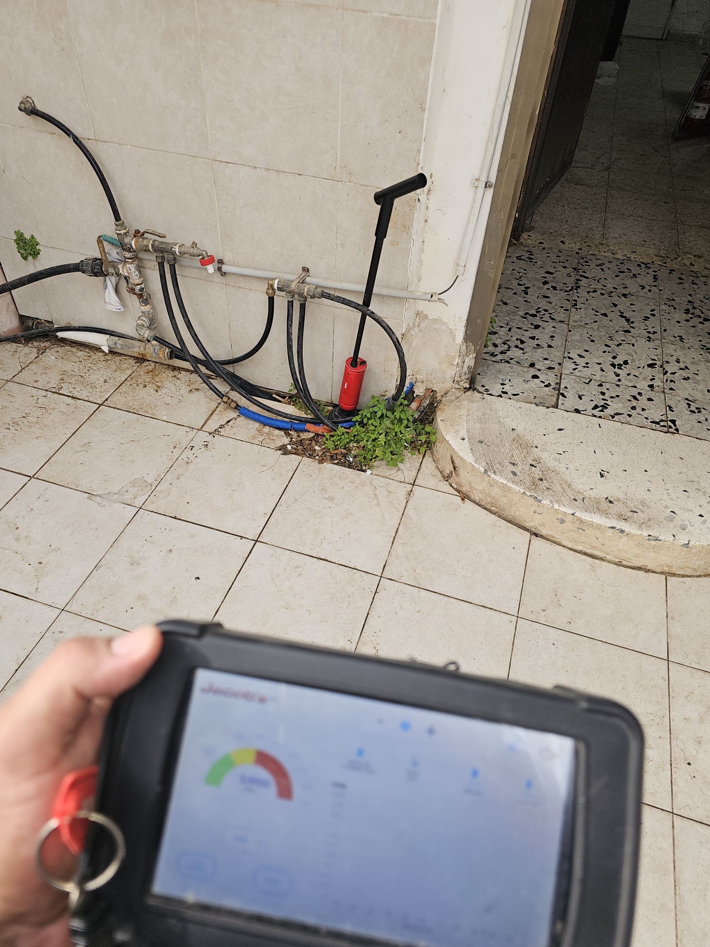 איתור נזילה במערכת צנרת חיצונית