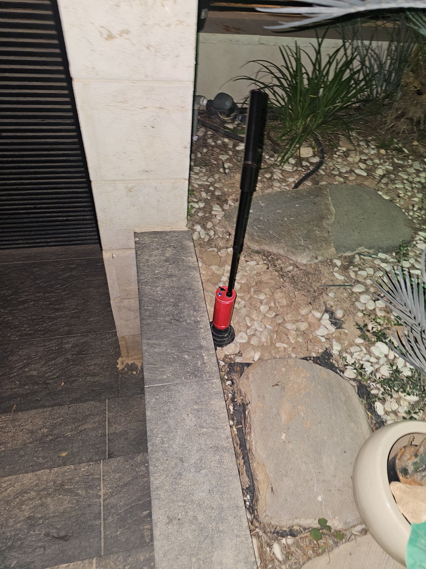 איתור נזילה בכניסה לבית